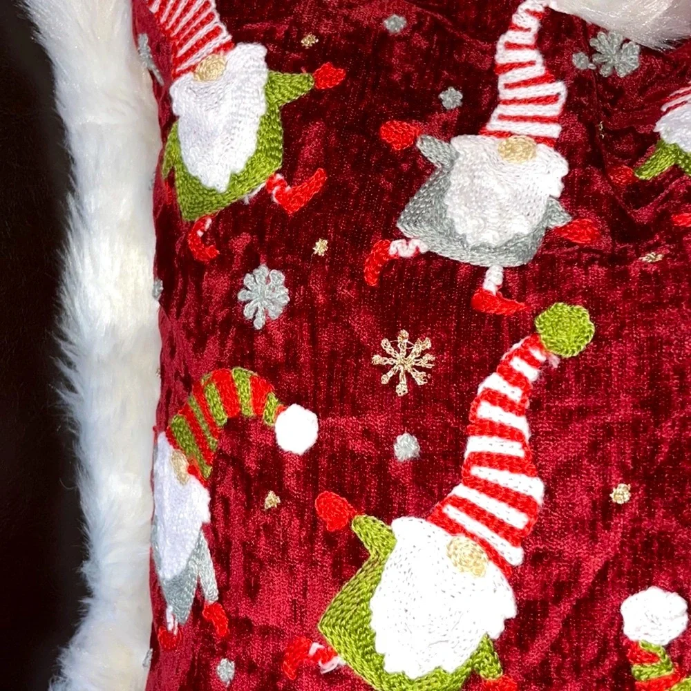 🎅🏻Adorable Santa 🎅🏻 Pillow! EUC 🎅🏻 White fluffy trim adds extra flair!